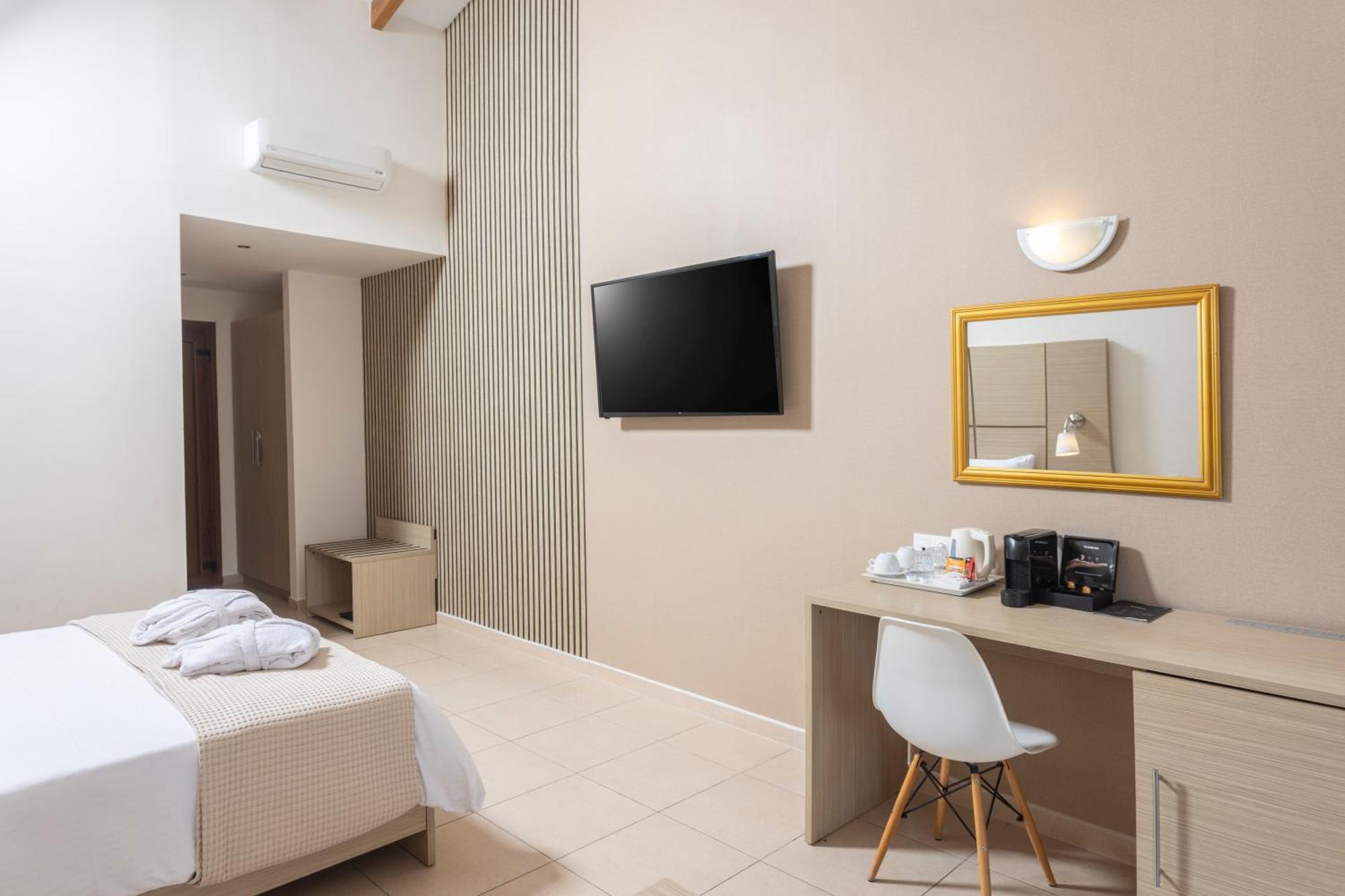 Alia Palace Hotel - Adults Only 16+ Calcídica Habitación foto A room at the hotel
