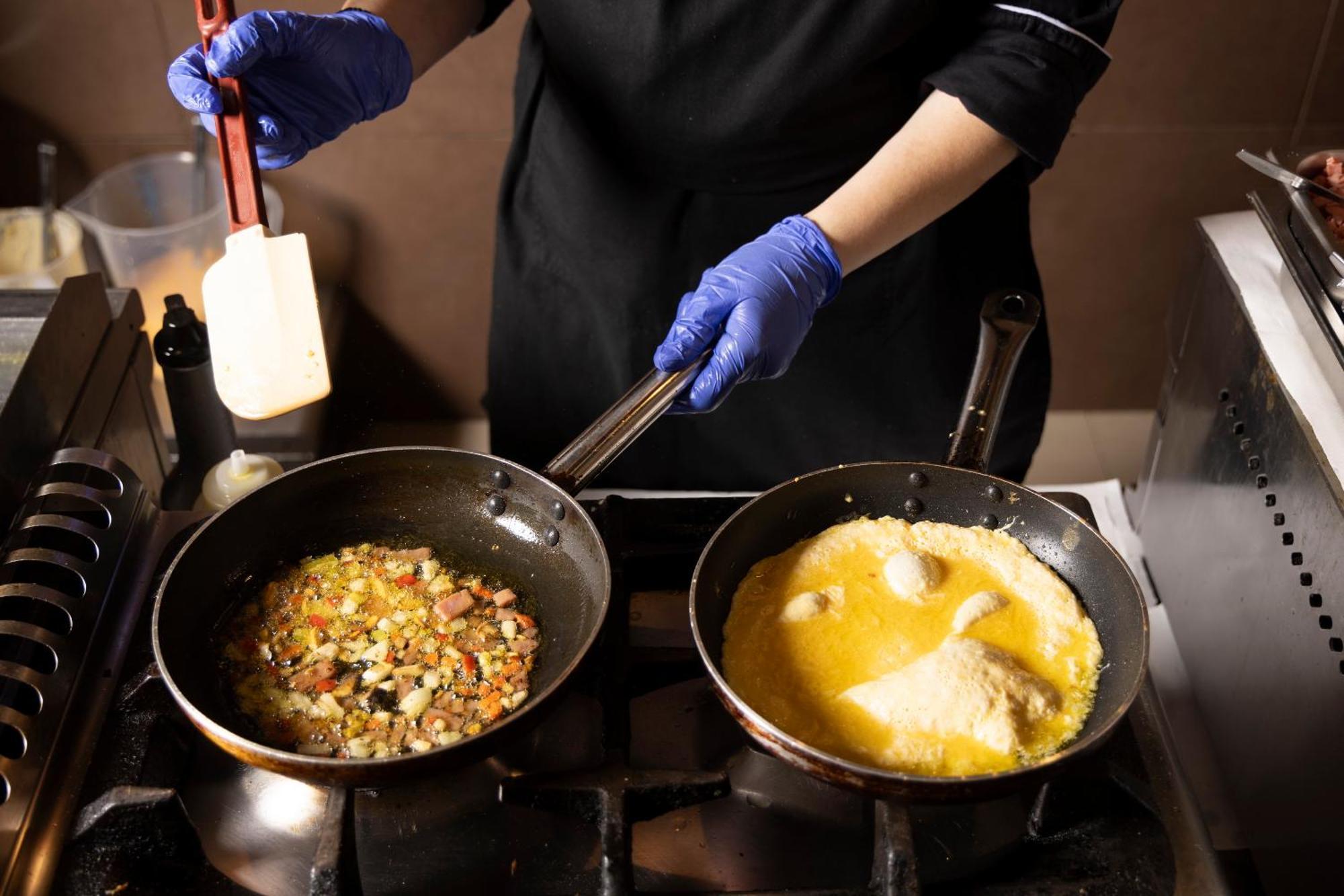 Alia Palace Hotel - Adults Only 16+ Calcídica Exterior foto A chef cooking with a wok