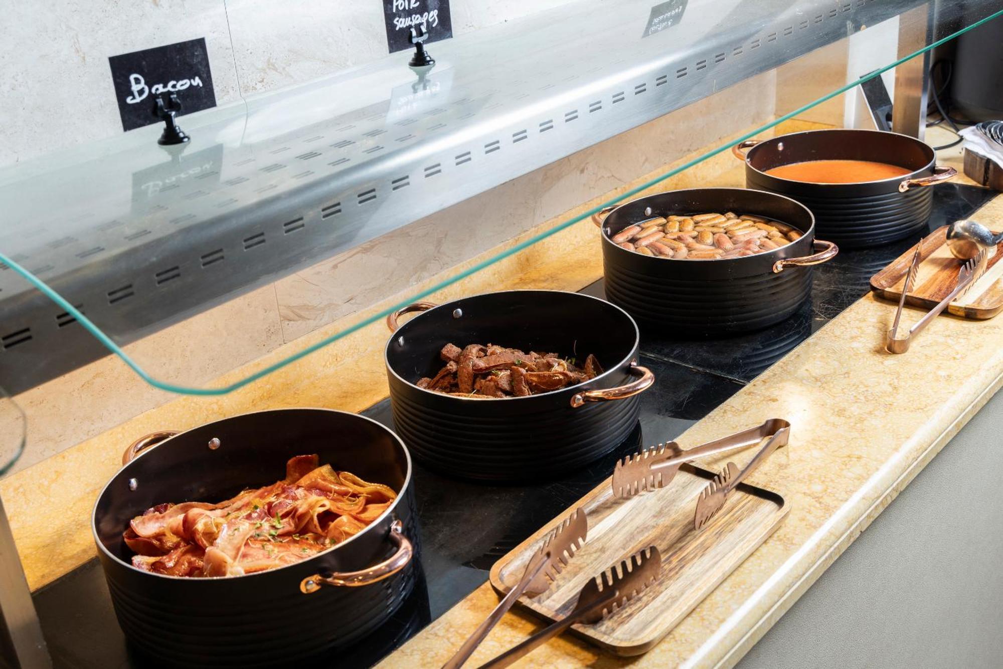 Alia Palace Hotel - Adults Only 16+ Calcídica Exterior foto Bacon, sausage, chicken and cheese at a salad bar