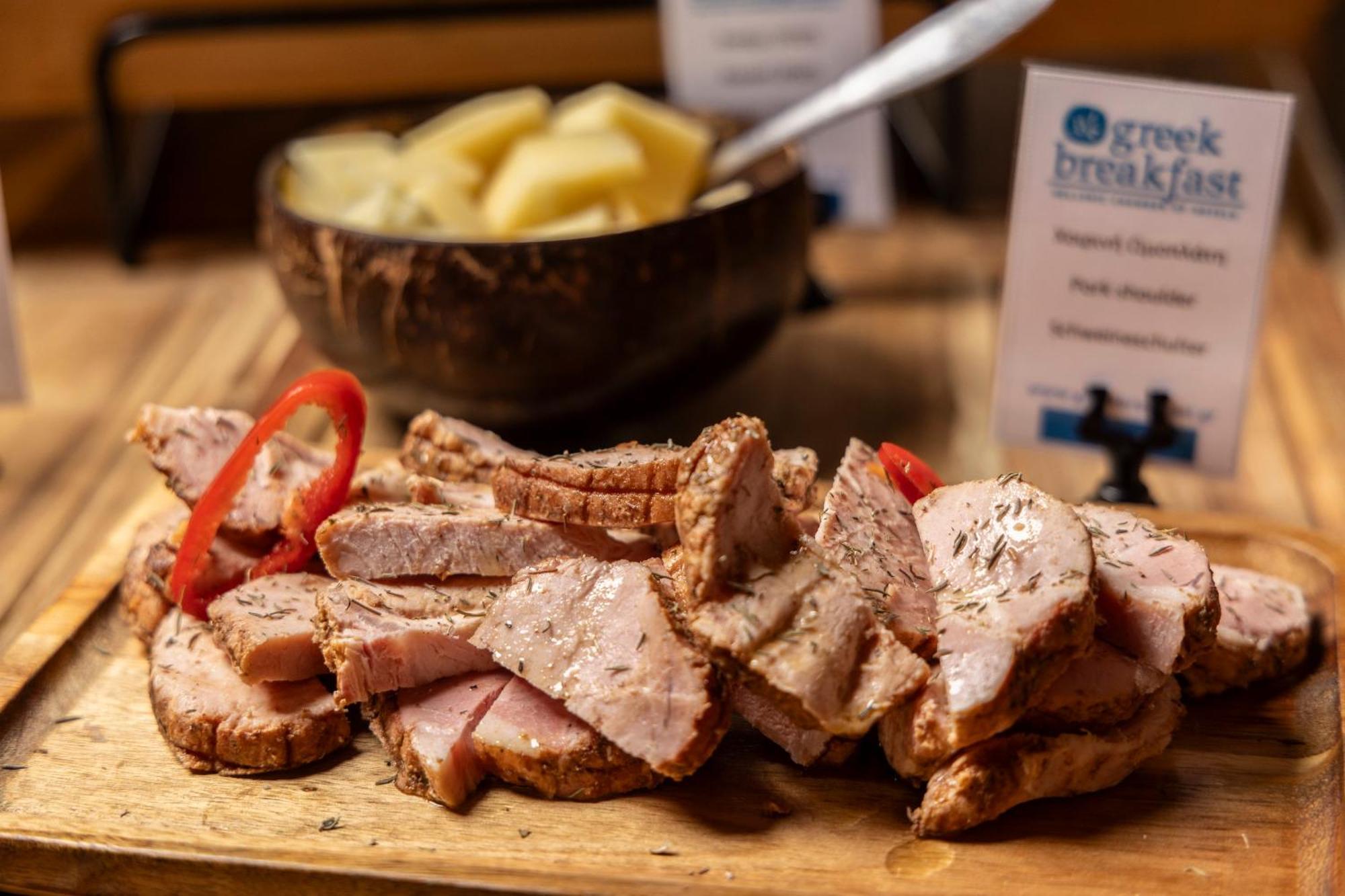 Alia Palace Hotel - Adults Only 16+ Calcídica Exterior foto Pork prepared at the 2019 Minnesota Pork Convention