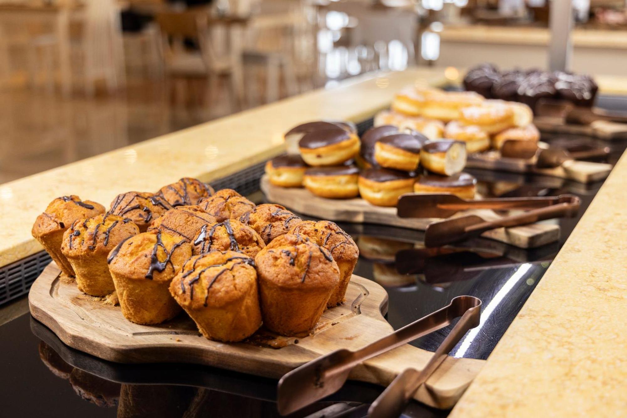 Alia Palace Hotel - Adults Only 16+ Calcídica Exterior foto A selection of pastries at a buffet